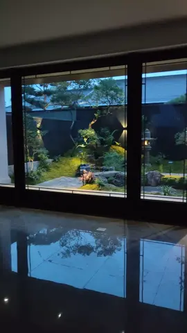 Sự chỉnh chu của hệ khung tường rào, kết hợp sự ngẫu nhiên của đá và cây tạo 1 chỉnh thể nghệ thuật hài hoà.