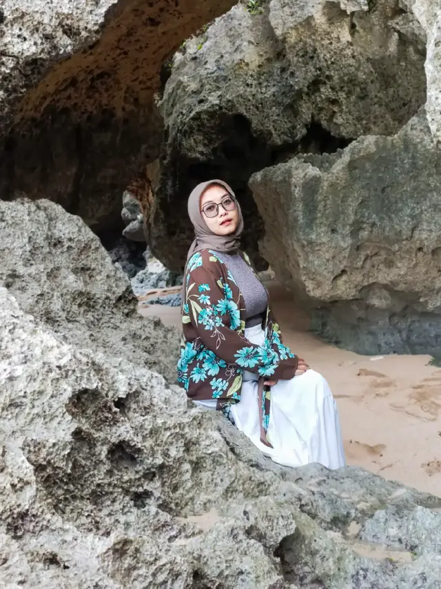 Laut aja bergelombang, masa hubungan kita datar terus? 🙃 .  .  #pantai #pantaijogja #pantaigunkid #pantaigunungkidul #pantaivibes #pantaiselatan #pantaigunungkidul #pantaibantul #viral #trending #xyzbca #xybca #4u #4you #trend 