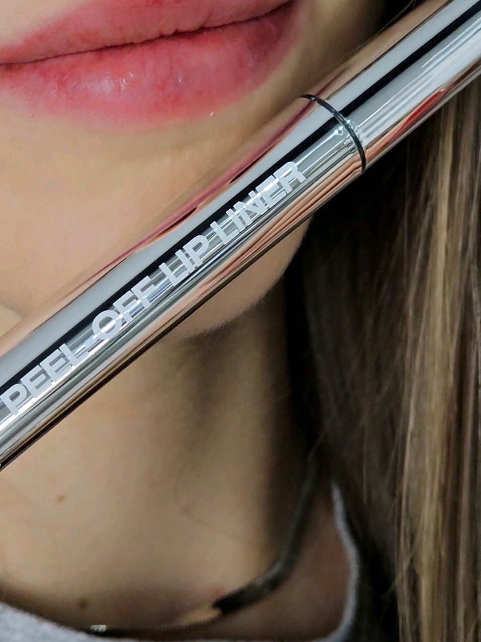 💋 PEEL OFF LIP TINT 💋 Applicazione, asciugatura e… peel off! Guarda il risultato finale di questo rossetto effetto tatuaggio: colore a lunga tenuta e zero sbavature! • • • #peeloff #peeloffmakeup #peelofflipstick #tiktokshop #lipstick #beautyhacks #liptintes 