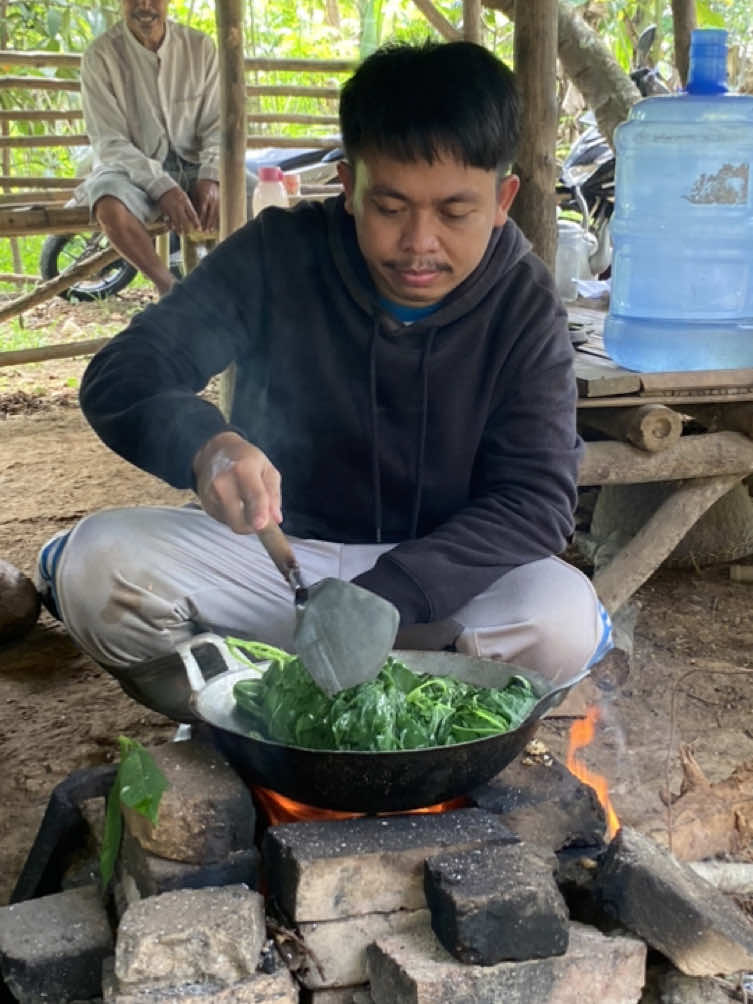 Memasak daun singkong rebus di saung, lalapan khas Sunda. Makan disaung tengah hutan dengan romansa alam gak lengkap rasanya kalau gak pake lalapan & sambal. #daunsingkong #daunsingkong #daunsingkongrebus #kuliner #kulinersunda #masakansunda #masakansundaenak #kulinersunda #kulinertradisional #kulinernusantara #kulinernusantaraindonesia #indonesianlocalfood #indonesiancuisine ##kulinernusantarahalal #makanansunda #lalapan #khassunda #cooking #memasak #daunsingkong #fyp #viral #fypage #viralvideo #viraltiktok 