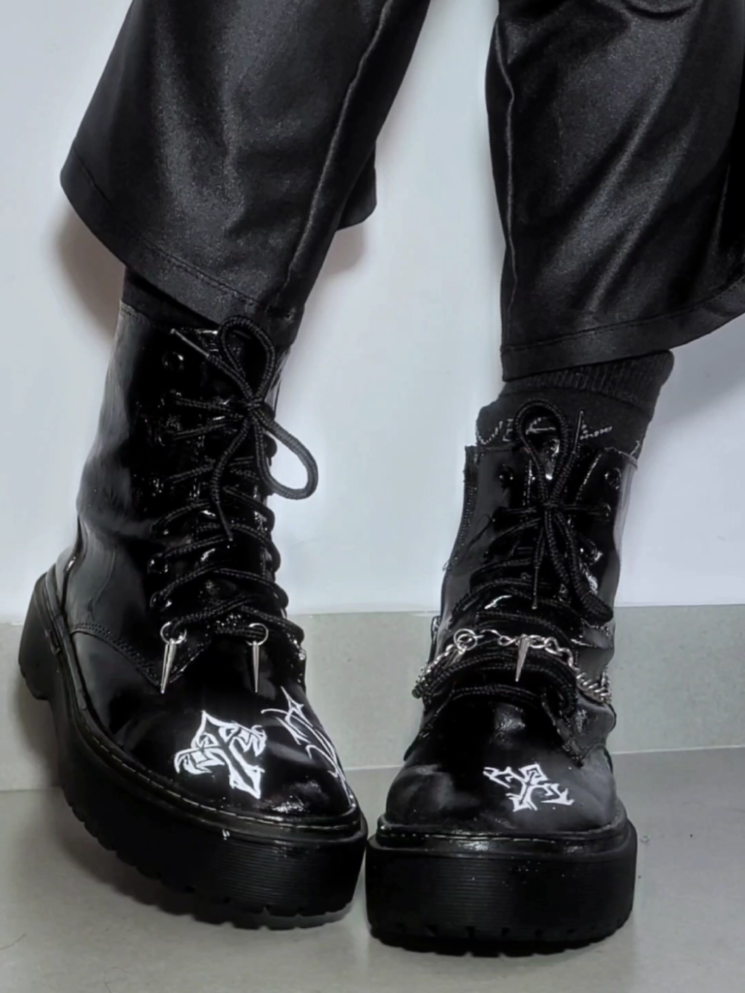 DIY 𓆩Combat Boots𓆪 Encontrei esse  coturno no bazar e como não curti o vermelho nele (no meu pé parecia de palhaço), resolvi customizar.𓆩♡𓆪 Usei a tinta Dimensional Relevo 3D Brilhante, da Acrilex, que é própria pra esse tipo de material. Foram duas camadas para ficar totalmente preto. E ameeeei o resultado!𖤐 #goth #gothdiy #DIY #combatboots #upcycling