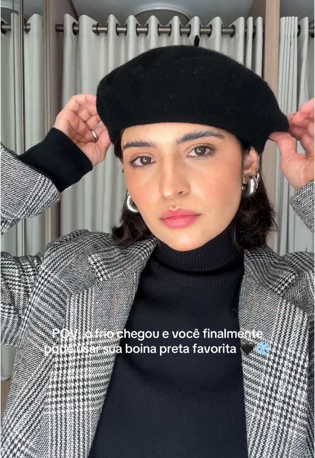 POV: o frio chegou e você finalmente pode usar sua boina preta favorita 🖤❄️ #fyp #foryoupage #vaiprofy #foruyou #viralditiktok #fashion #fashiontiktok #outfit #outfitoftheday #outfitcheck #look #inspiracaodelook #inspooutfit #grwm #OOTD #lookdeinverno #winteroutfit 