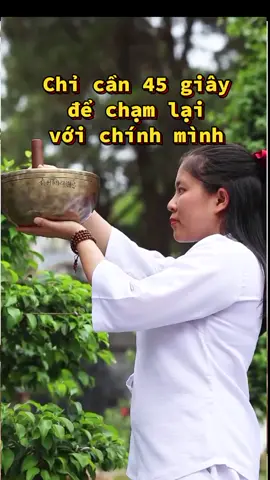 Hôm nay, nếu bạn cảm thấy mỏi, hãy để tiếng chuông này ôm lấy bạn một chút. Mỗi ngày, mình sẽ ở đây – với những âm thanh dịu dàng, để nhắc bạn rằng: bạn có quyền dừng lại, thở sâu và… trở về. #chuongxoay #tiengchuongchualanh #trilieuamthanh #vibechuaxanh #chualanhcamxuc  #singingbowl  #thuydungchuongxoay 