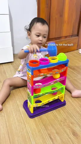 Kalo mainannya kayak gini jadi bermanfaat buat stimulasi anak🥳 Apa aja kegunaannya? ✅ Melatih motorik kasar ✅ Melatih kecepatan tangan ✅ Bisa belajar nyocokin warna #motorik #motorikanak #stimulasi #stimulasianak #motorikkasar #mainan #edukasi #mainanedukasi #latihanmotorikanak #poundaball #melatihmotorik 