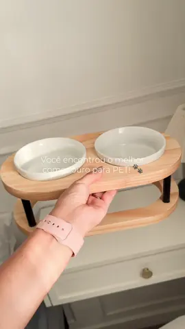 Esse comedouro elevado com tigelas de porcelana é perfeito pra ajudar na digestão, evitar desconfortos e, claro, deixar o cantinho do seu pet muito mais lindo. 🍽️💖 ✔️ Tigelas higiênicas, resistentes e fáceis de limpar ✔️ Altura ideal pra mais conforto na hora da refeição Seu pet merece esse cuidado! 🐶🐱 #comedouro #pet #gatos #cachorro #maedepet 