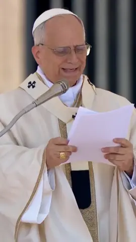 Cerca de 70 mil fiéis participaram na Praça São Pedro da missa no Jubileu das Famílias! Em sua homilia, o Papa Leão XIV se dirigiu diretamente aos pais, filhos e avós para reforçar um princípio fundamental: a família, fundada sobre o matrimônio entre o homem e a mulher, é a força de união em nossas sociedades desagregadas. @vaticannewspt #VaticanNewsPT #Igreja #LeãoXIV #PapaLeãoXIV #CNBB