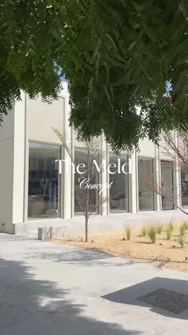 New favorite spot in Dubai 🌸 the Meld Concept is a concept store, between a coffe shop, a florist and an Abaya store ✨
