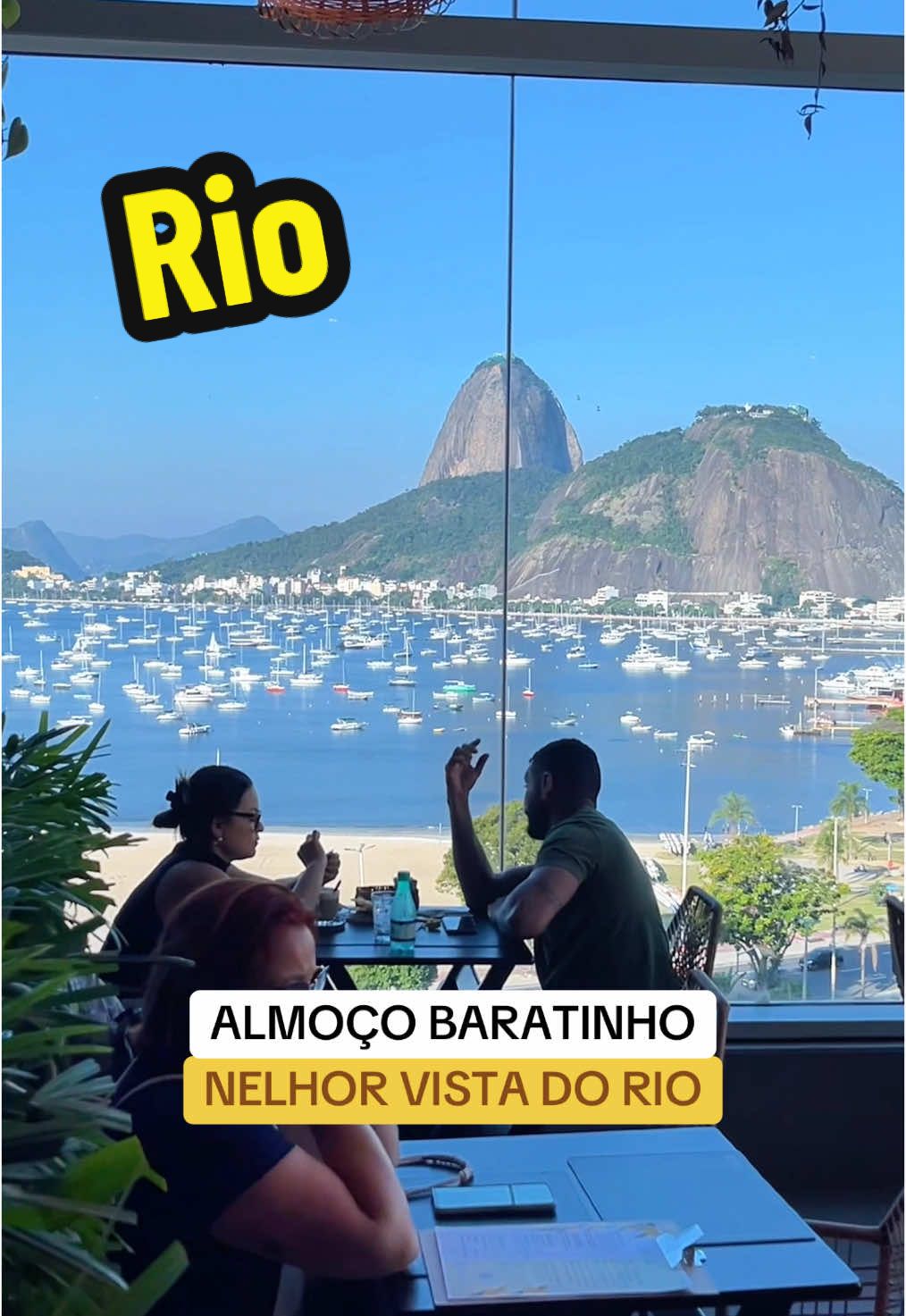 Dica de almoço baratinho com a melhor vista do Rio de Janeiro! Já salva esse vídeo pra sua próxima viagem pra lá! Além da praça de alimentação do Botafogo Praia Shopping, vale também ir ao Terraço Botafogo (que também é grátis) e ainda visitar o Brewteco pra tomar algo com vista pro Pão de Açúcar! #riodejaneiro #brasil #viagem #rio #paodeacucar 