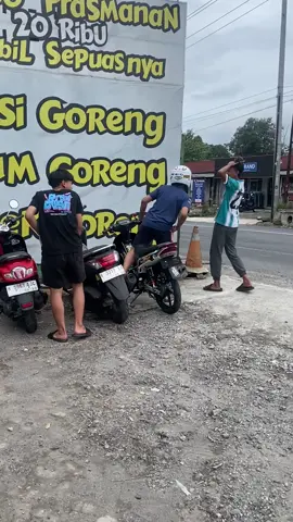 Mase ketua lagi nunggu rombongan e… Bakso prasmanan pak koki buka jam 11 siang sampek jam 12 malam  Hari Selasa libur Jangan lupa mampir ya bolo Lokasi :  Klero depan Polsek tengaran deket Salatiga Gogle map nasi goreng pak koki Klero