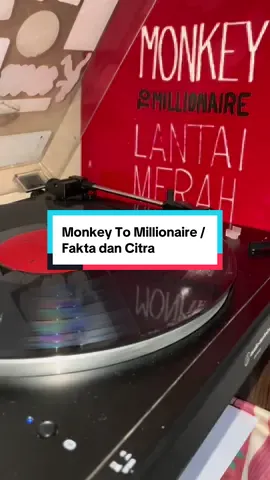 Mendramatisir hal biasa Memang itu warnanya Seperti langit dan birunya Seperti diam dan emasnya Membawa kesalahan lama Ke depan semua mata Salahkan nama tiap cerita Tutupi fakta perbaiki citra Oh dingin membeku padam Tak terlihat ada sesal Sudah tertanam lama Kau habiskan semua Merasa sempurna seperti sedia kala Sehambar maaf yang terucap Merasa sempurna seperti sedia kala Begitu kecil duniamu.. #monkeytomillionare #faktadancitra #rock #alternative #rockalternative #grunge #band #indonesia #music #musik #lantaimerah #vinyl #piringanhitam #vinylmonkeytomillionaire 