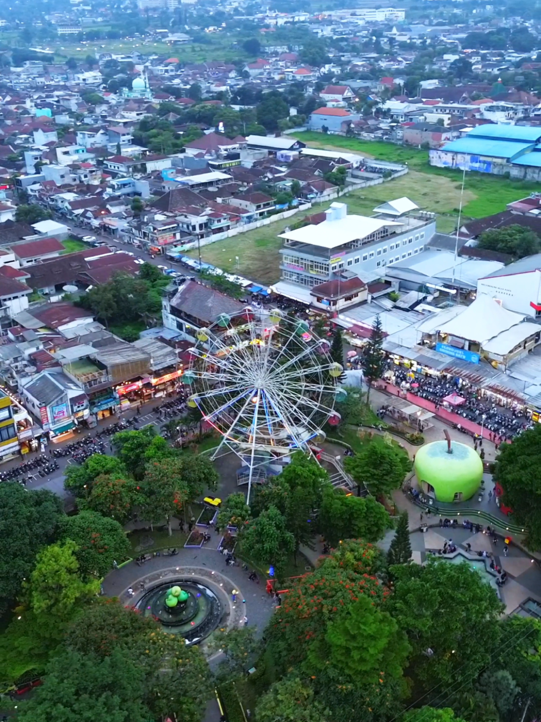 alun-alun kota batu Juni 2025 #wisata #wisatabatu #kotabatu #kotawisatabatu #batu #malang #wisatamalang #mangu #fortwenty #fyp #foryou #foryoupage #dji #djimini3 #drone #dronevideo #chill #lakikvideo #alunalun #alunalunbatu #alunalunmalang 