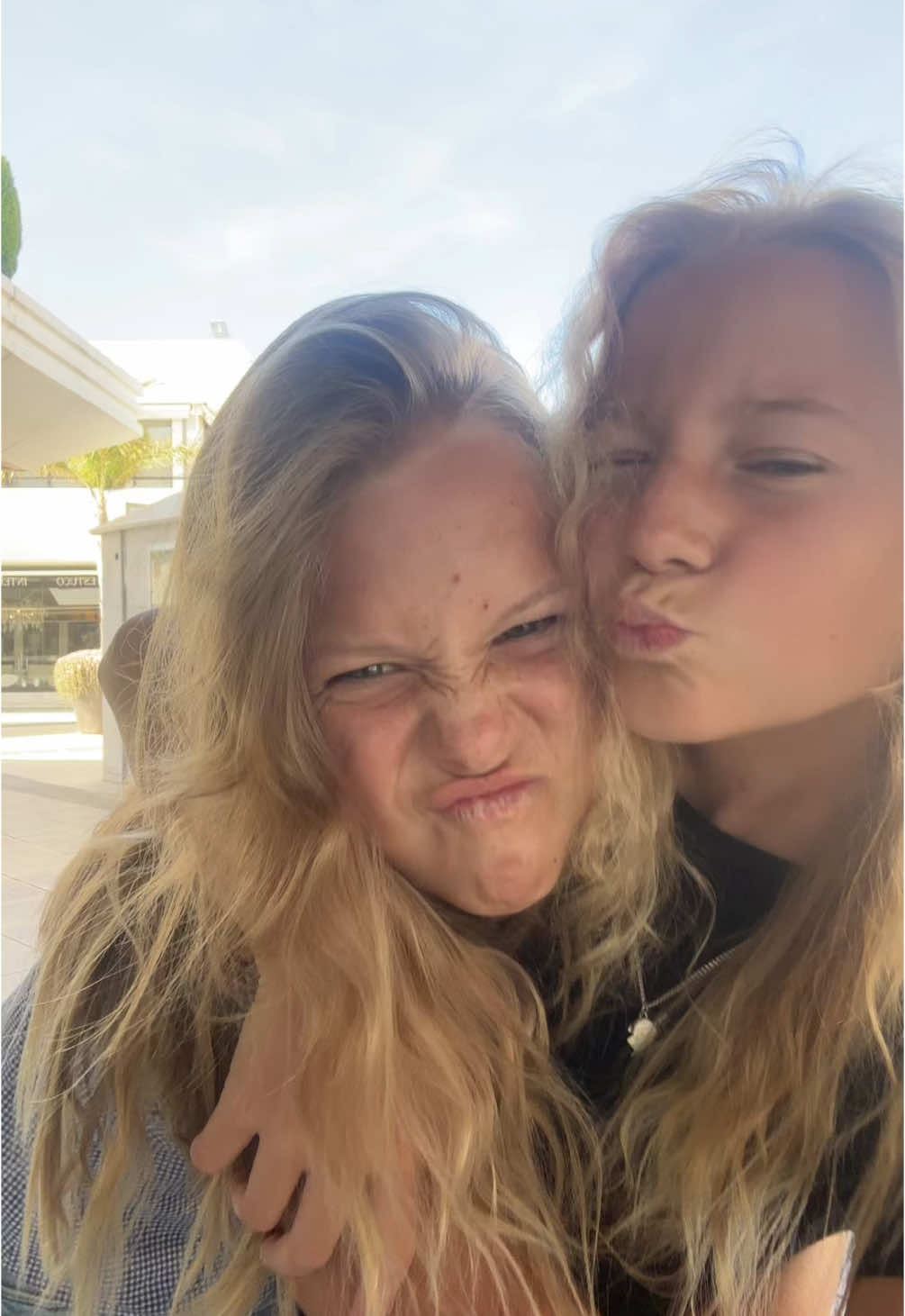 Nu danssss med @Stellski🔥 #dans #dance #sommar #bestie #lily #stella #sol☀️ #spanien #marbella #scandinavia #svensk #fördig #fördigpage #fyp 