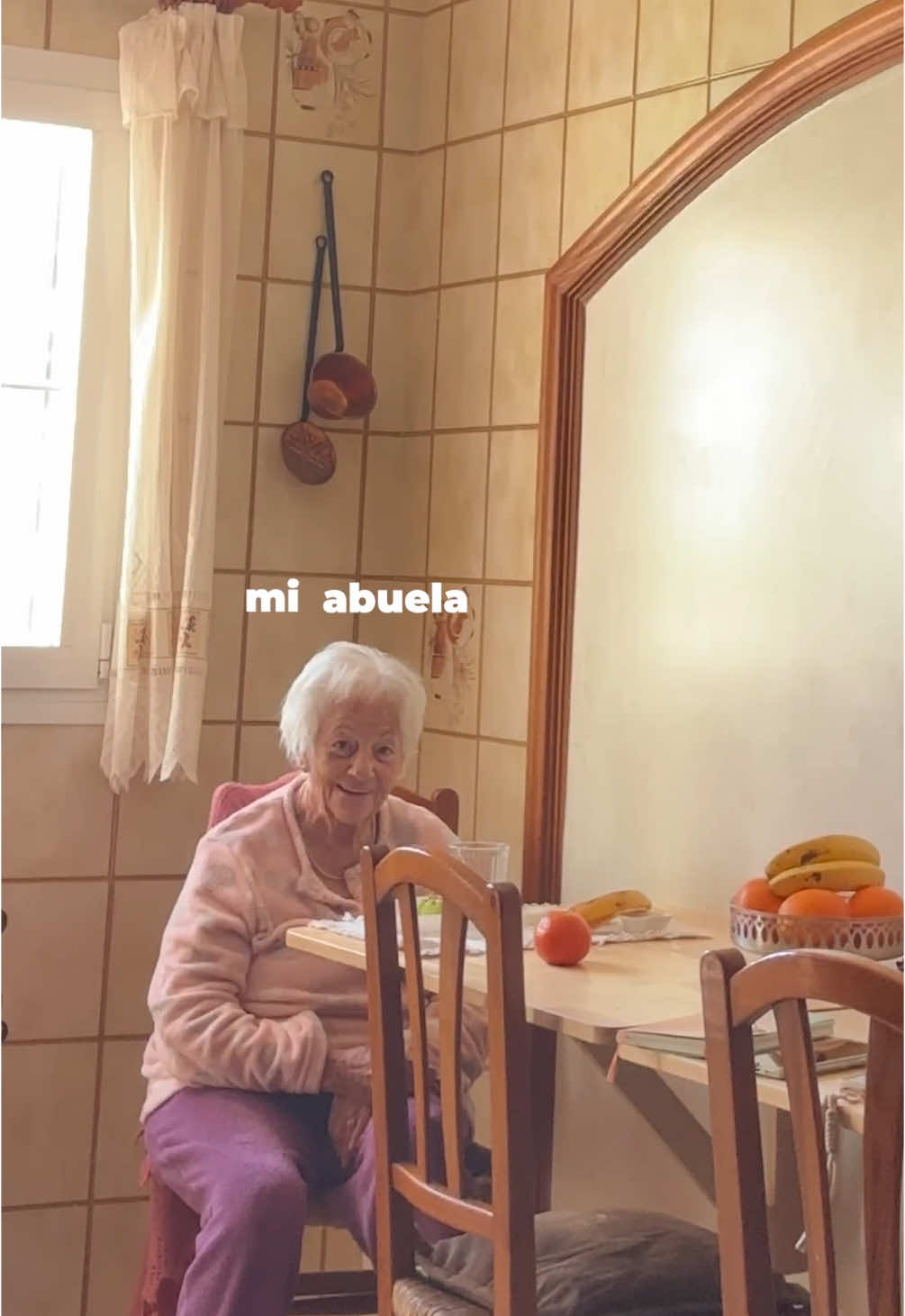 Para ti. • Aunque no lo parezca me cuesta subir cosas tan personales y de hecho he estado a punto de no hacerlo, pero creo que ella lo merecía.  • Estos años han significado el aprendizaje más grande de mi vida y estoy seguro de que me ha marcado como persona. • Convivir con un ser querido con Alzheimer te hace darte cuenta de que lo único que realmente nos pertenece son los recuerdos, y que si te los arrebatan, no te queda nada. • A la vida, por cruel que pueda ser, le doy gracias por haberme dejado compartir estos años de mi vida contigo. • Gracias a todos por el cariño que me dais siempre. A vivir chavales ! ❤️