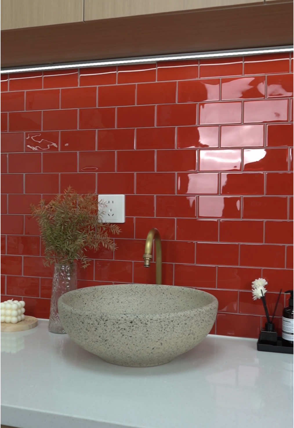 #stickgoo #peelandsticktile #peelandstickbacksplash #easydiy #kitchenupgrade #bathroommakeover #wallpaper #homedecor #summerdiy #renterfriendly #diyproject #redlover 