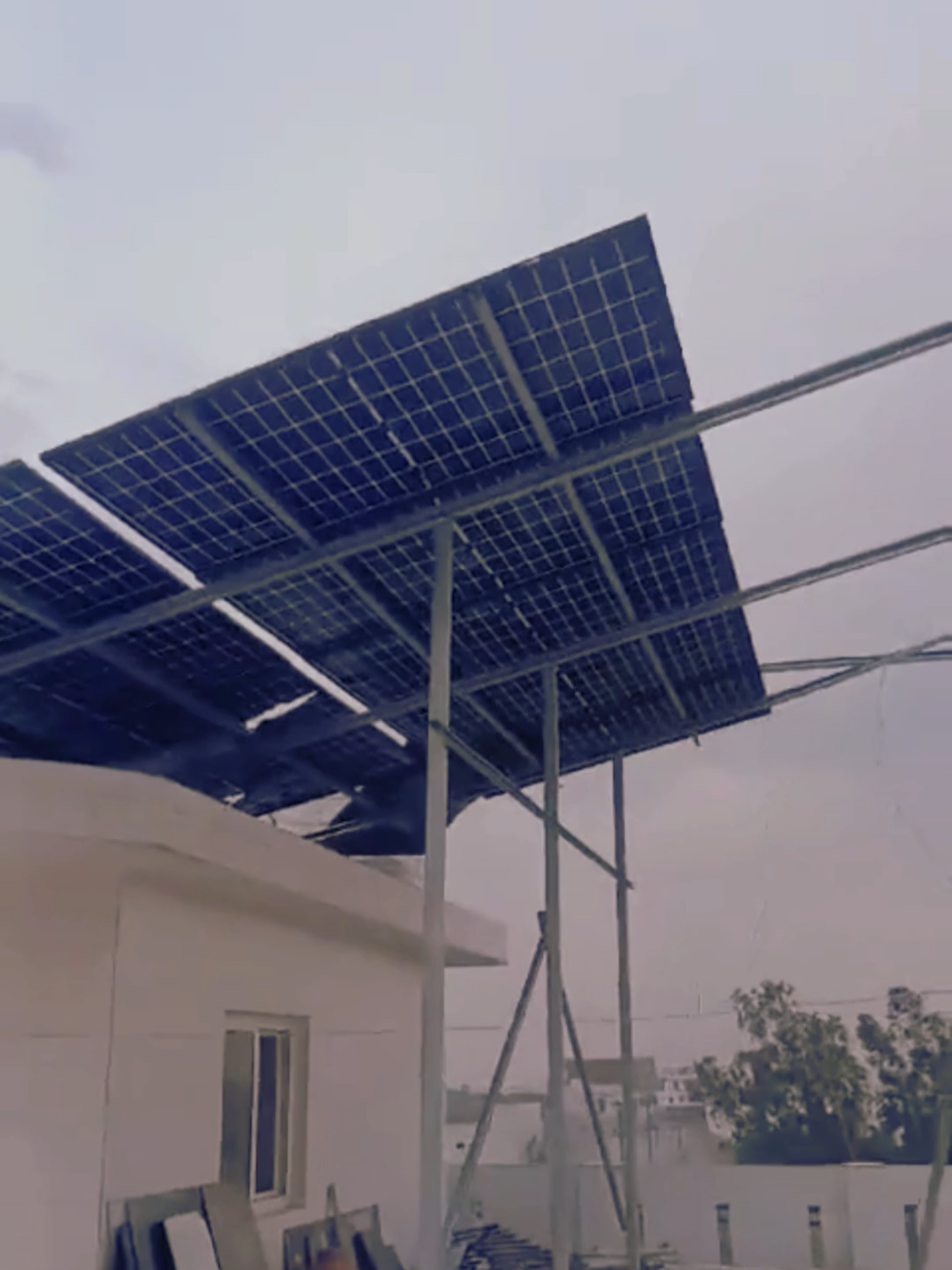 Ventania derruba placas solares em estrutura metálica. . #cursoenergiasolar #energialimpa #energiasustentavel #energiarenovavel #placasolar #painelsolar #placasolarfotovoltaica #energiasolar #energia