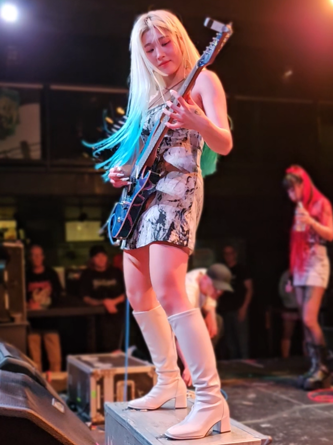 Hyun Jung will hypnotize you with her guitar 💙 #RollingQuartz #롤링쿼츠 #HyunJung #현정 #최현정 #Guitar #Guitarist #RockBand #GuitarPlayer #Rock #Diadem #RockandRoll #RockMusic #KRock #RockNRoll #CupidsDead 