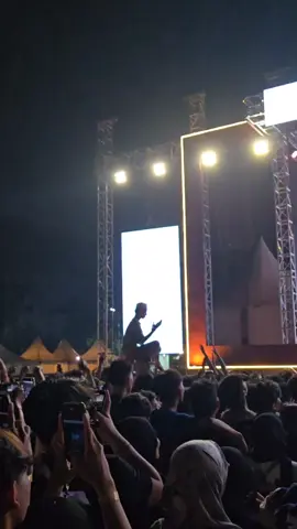 Bersandar hibahkan bebanmu(beban bgt) #konserserang @perunggu__ #33x #pestamangan #perunggu🥉 #serang #alunalunserang 