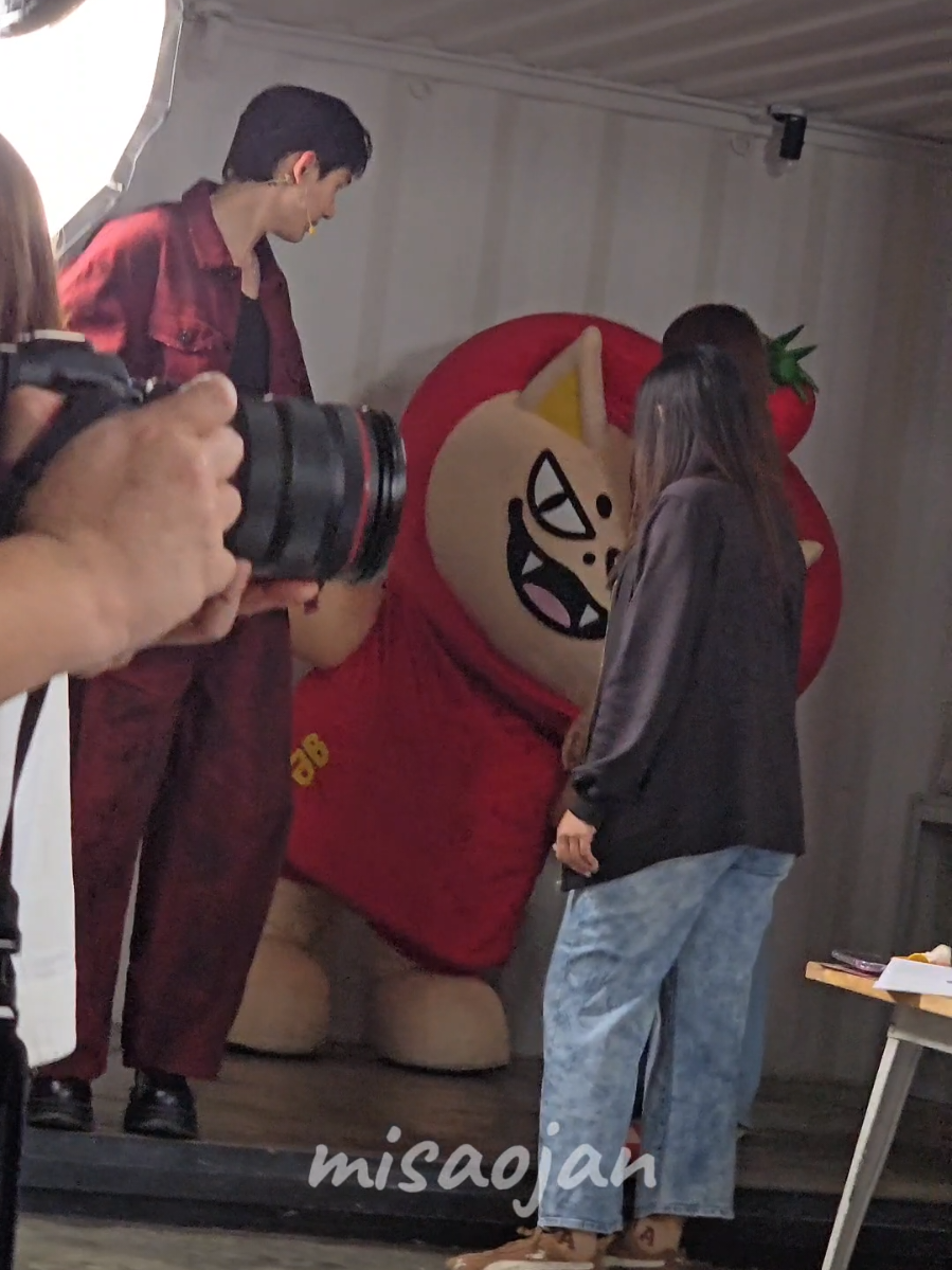 มาฟ้อกไปงับพี่บอนชอน น้องบุ๊ค: ไปกัดพี่เค้าทำมายยยย ละก็ไปดมๆหัวลูก บอกหัวลูกหอมมมม #kasibook #forcebook #forcebook #Tomafox 