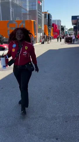 🛴 CHEGANDO NO ESTILO! 🛴 Heptacampeão faz assim, né? Lewis Hamilton chegando com classe — e de patinete — no paddock de Barcelona. Porque até fora das pistas ele sabe ser rápido e estiloso. 😎🔥 🎥: @gpgaetano