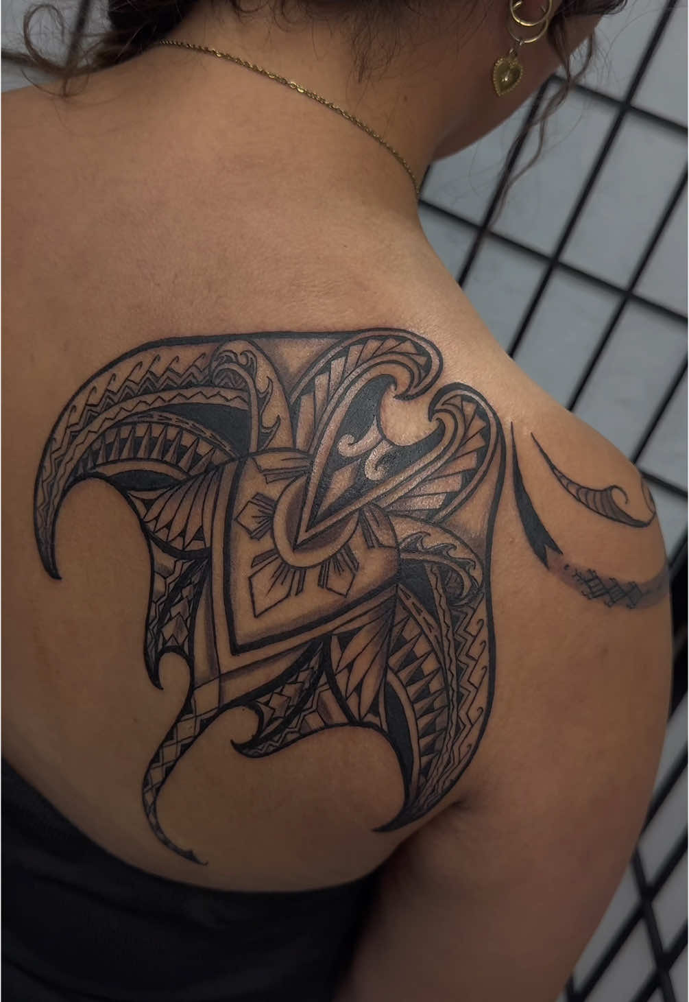 Filipino 🇵🇭 inspired manta ray with a lil shoulder to chest action. 🫡 ‼️ADD ME ON IG TO BOOK‼️ 📍FROST CITY TATTOO #tattoo #tatted #tatau #filipino #tribal #pinoy #🇵🇭 #tatak #mantaray #backtattoo #shouldertattoo #artist #utahtattooartist #polynesian #utah #frostcitytattoo #elegant #ink #contemporaryart #flow