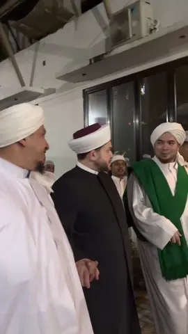 في اجتماع العلماء، يسطع نور العلم، والمحبة، والسلام، ليهدي الأمة إلى طريق الخير.                                         Dalam kebersamaan para ulama, terpancar cahaya ilmu, kasih sayang, dan kedamaian yang menuntun umat menuju  kebaikan#habibjindan #habibnoveljindan #ulamaindonesia #alfachriyah #sekhawwamahalhusaini #sekhmuhyidinawwamah #fyp #nahdlatululama #ahlusunnahwaljamaah #habibjafarhusein 