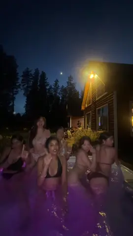 Hot tub sesh with the girlies