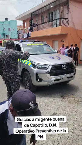 👮‍♀️👮‍♂️🇩🇴Hoy junto a un amplio personal de la Policía Nacional estuvimos en La 42 de Capotillo, Distrito Nacional, donde fueron desmantelados puntos de venta de drogas, arrestadas varias personas y ocupados diversos ilícitos. Allí estuvieron presentes agentes de la Preventiva, de la Dirección Central de Investigaciones Criminales (Dicrim) e Inteligencia Delictiva.   Oportuno agradecer a los comunitarios por el excelente trato.  Mis afectos.  Ayer también fue desplegado un amplio operativo por personal de la Dirección Nacional de Control de Drogas (DNCD). 