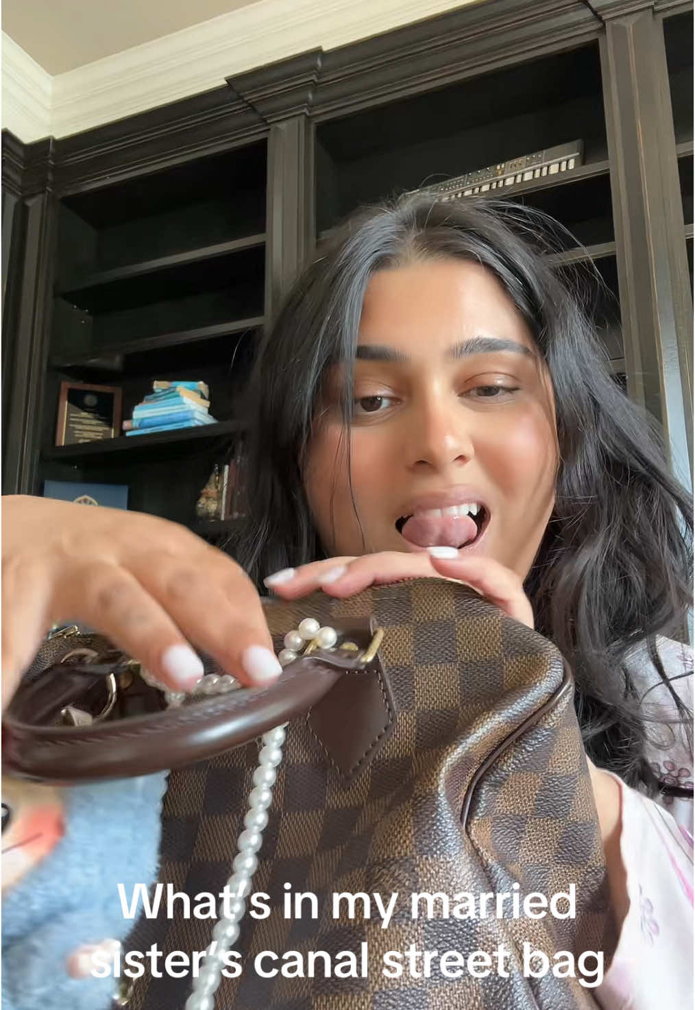 Help hur #whatsinmybag #sisters #Siblings #lolz #married #asmr #labubu