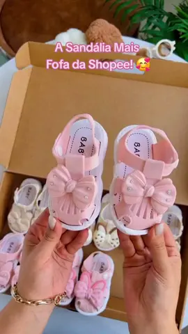Deixe sua pequena ainda mais charmosa com essa linda sandália infantil feminina! Ideal para bebês de 0 a 3 anos, possui sola macia, antiderrapante, fechamento seguro e um laço fofo com detalhes em strass. Perfeita para o verão, é leve, confortável e protege os pezinhos da sua filha com muito estilo. Disponível nas cores rosa e bege. Garanta já a sua!