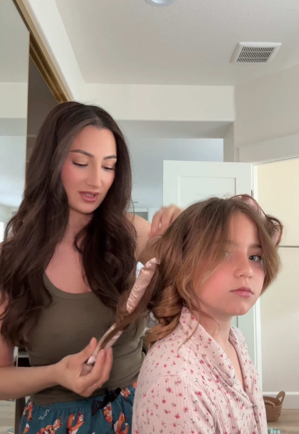 Finally something that worked! 🎀👧🏼 #MomsofTikTok#heatlesscurls#hairstyles#girlhairstyle#curlyhairtutorial#hairstyle#momlife#momtok#youngmom#momanddaughter#grwm#fypシ 
