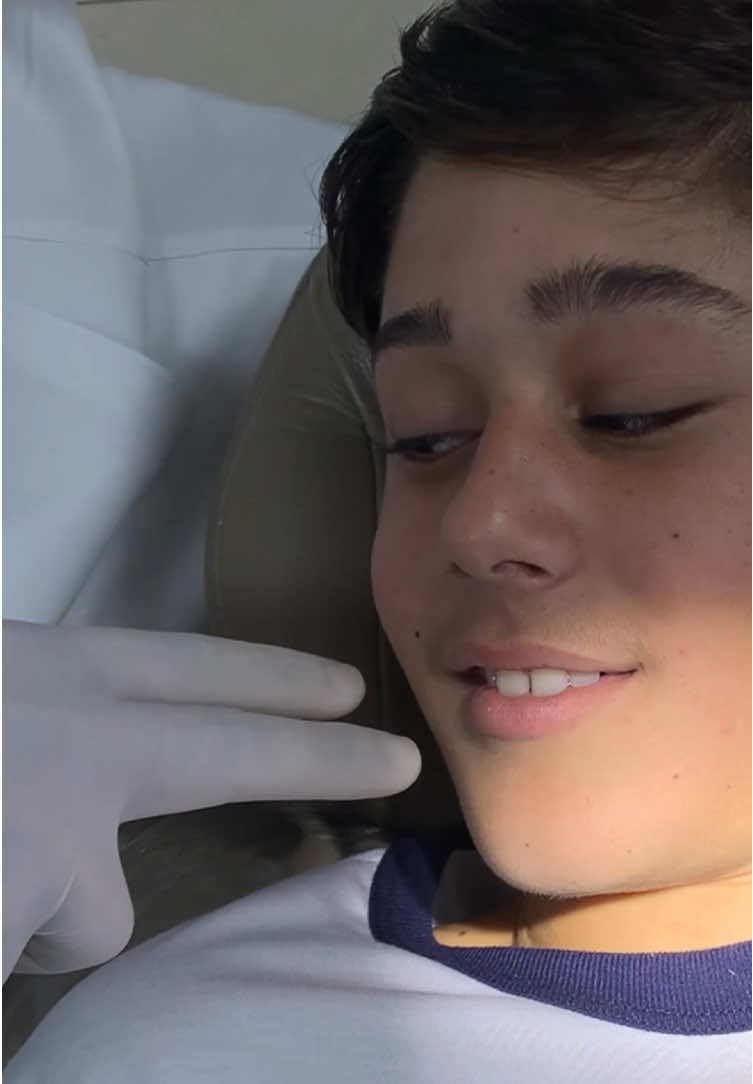 Meu amigo Felipe tirou mais um dente aqui no consultório! 😁🤩🫶🏻 #odontopediatria #infancia #odontopediatriaconamor #dentistadecriança #dentist #odontopediatriabrasil🇧🇷 #manejoodontopediatria #dental #kidstiktok #odontologiainfantil #dentistrylife #fyp #exodontia #funny 