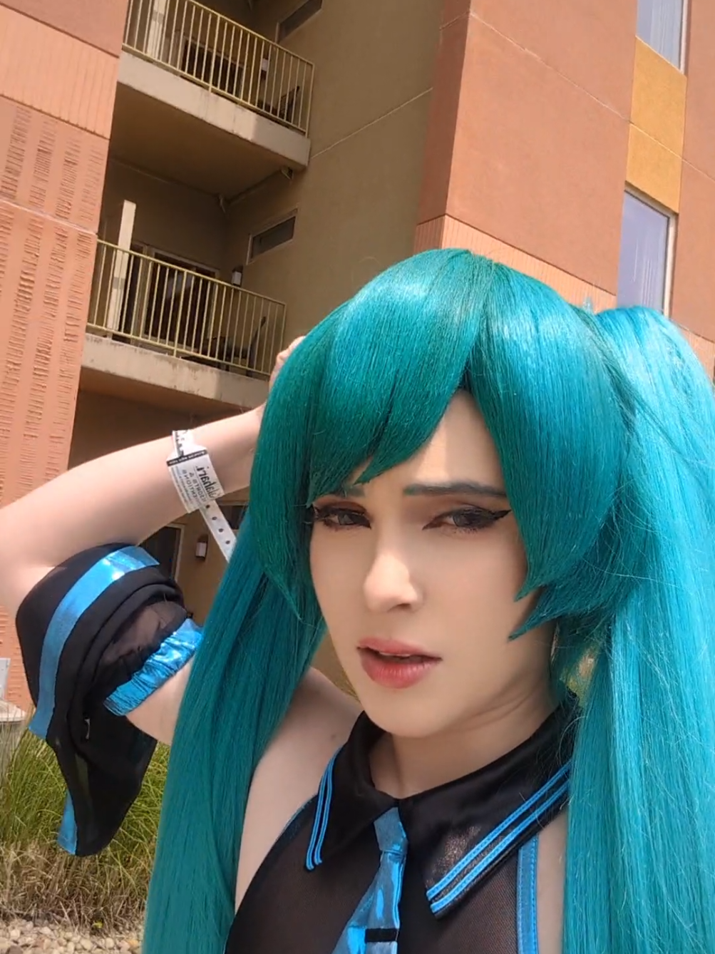 NO ONE TOLD ME NO ONE COSPLAYS ON SUNDAY a group of 9 year old boys pointed and laughed which was so fair tbh #colossalcon #colossalconprime #hatsunemiku #cosplay 