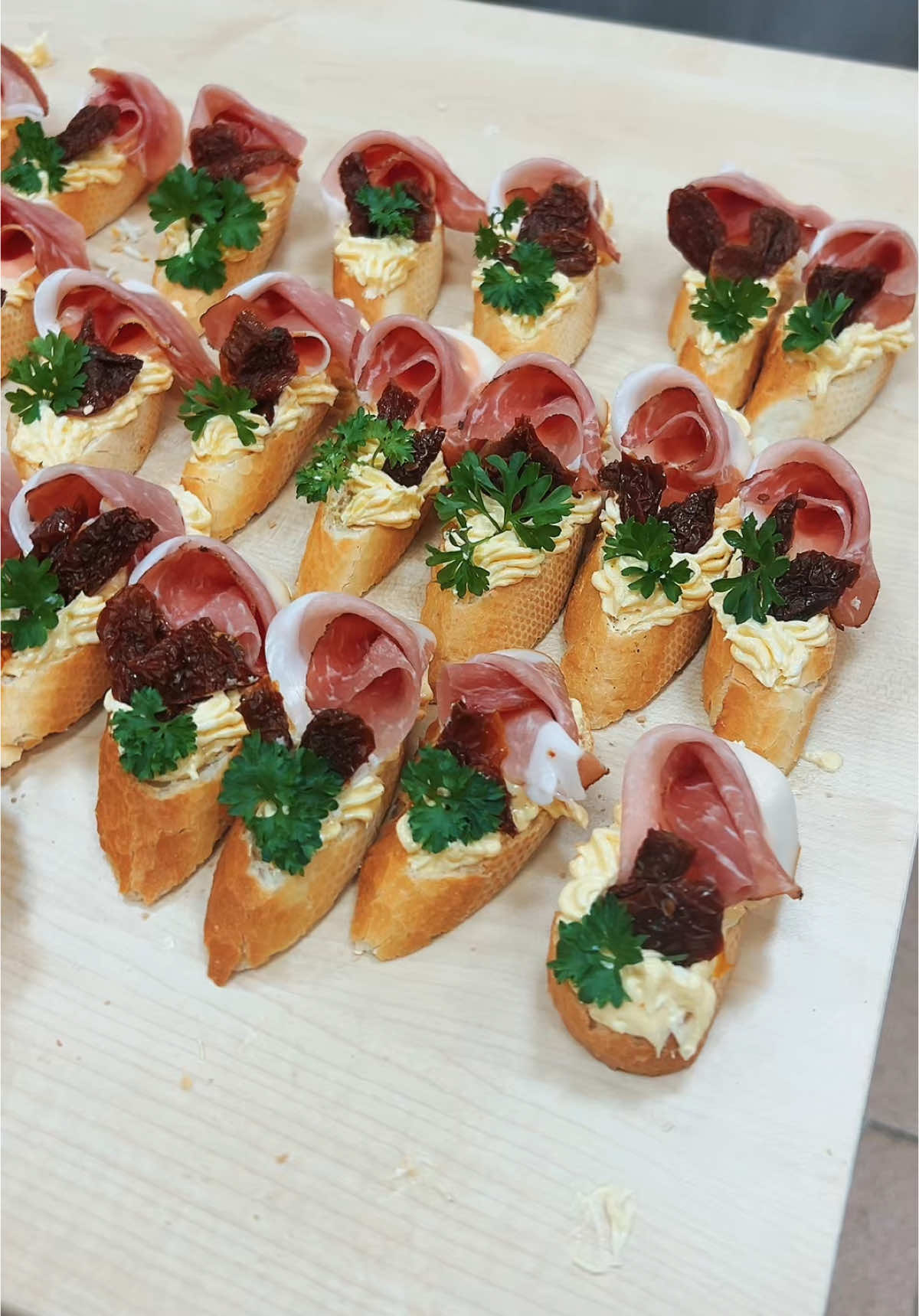 Bagetkyyyy 🥖🫒🥒💪🏼  #fyp #food #yummy #decoration #myjob #FoodTok #FoodLover #foddies 