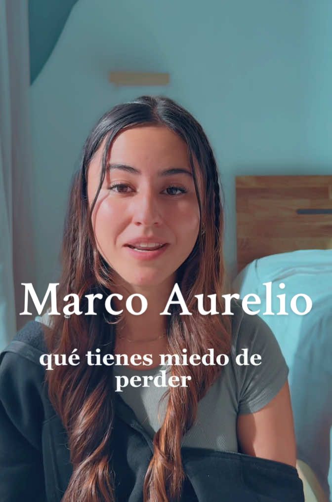 No eres dueño de nada. Pero sí puedes ser dueño de ti. Y eso es más que suficiente para vivir en paz. La libertad real empieza cuando dejas de pelear con la realidad. Cuando aceptas que todo lo externo es temporal, dejas de vivir con miedo a perder.