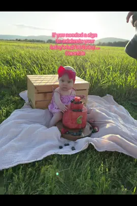 Pretty little baby is 6 months old 🍉❤️🤍 #fyp #6monthphotoshoot #halfayearphotoshoot #watermeloncake #girlmom #firsttimemom #prettylittlebaby 