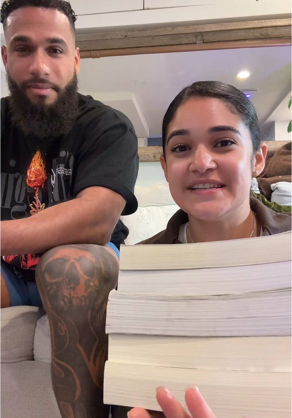 He was judging me every second cause he then said “babe wth are you reading”🥴🤣 #listenandwedontjudge #booktoker #books #darkromance #darkromancereads #bookrecs 