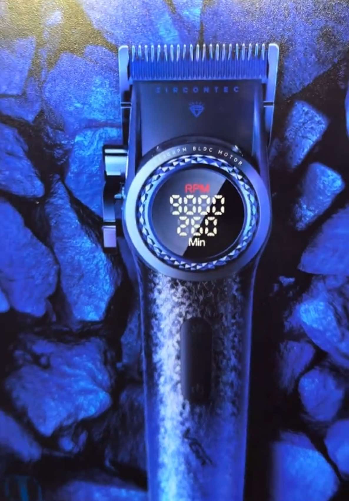 La Cortapelo VGR001 Clipper Profesional Edición Limitada Azul es una herramienta de corte de cabello excepcional. Equipada con un potente motor de 7.000–9.000 RPM Disponible en siemprecompra.cl #vgr001clipper #vgr001 #vgrazul #vgrchile #vgrprofesional #barberoslatinos #siemprecompra #vgr #edicionlimitada 