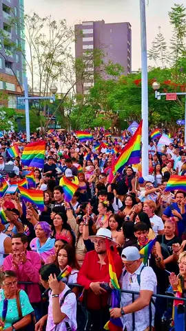 🌈✨ ¡Esta es la ruta del Orgullo que pondrá a Guadalajara a vibrar! ✨🌈Este sábado 7 de junio, prepárate para vivir una de las celebraciones más emocionantes, coloridas y llenas de amor del año. 🏳️‍🌈💖¡La Gran Marcha del Orgullo GDL 2025 está por comenzar y tú eres parte esencial de ella!🚶‍♀️🚶‍♂️ Saldremos a las 2:00 p.m. desde la icónica Glorieta Minerva, y desde ahí llenaremos las calles de alegría, música, colores y resistencia.📍 Nuestra ruta será:➡️ Avanzaremos por Av. López Mateos,➡️ Luego tomaremos Av. Hidalgo,➡️ Después giramos a la izquierda en Av. Chapultepec,➡️ Y cerraremos con broche de oro en la Glorieta de las Personas Desaparecidas (antes Glorieta de los Niños Héroes).🎉 ¡Pero esto no termina ahí! Al llegar a nuestro destino, prepárate para disfrutar del Festival Orgullo, un espectacular concierto con más de 30 artistas locales, nacionales e internacionales que harán temblar el escenario y tu corazón. 💃🎤🌟Este es más que un recorrido: es un grito de libertad, un abrazo colectivo y una fiesta por el amor, la diversidad y la justicia. ¡Ven con tu mejor outfit, tu bandera bien alta y las ganas de hacer historia con nosotres!#MarchaDelOrgulloGDL #Orgullo2025 #FestivalOrgullo #GuadalajaraDiversa #AmorEsAmor #RutaDelOrgullo #Rompiendobarrerasconstruyendosueños