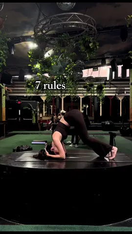 I DID HEADSTAND IN #SPACE  #MIAMI 😎🧘🏼‍♀️ #YOGA #meditation #headstand #yogagirl #yogapose #yogachallenge #yoga 