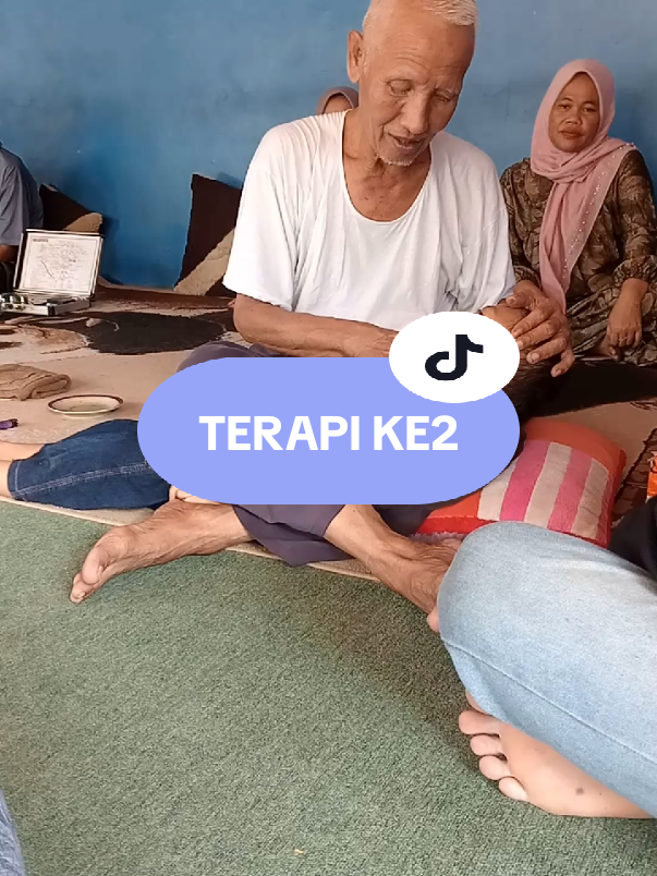 di terapi ke 2 awalnya anteng  saat ke pita suara nangis jg saat di tanya sesudah terapi 