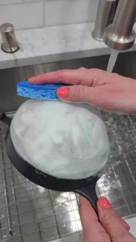 How to properly wash a strainer👍#KitchenHacks #LifeHack #kitchen #kitchenhack #tipsandtricks #tips #tricks #cleaninghacks #kitchencleaning 