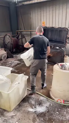 This is how plastic containers are made