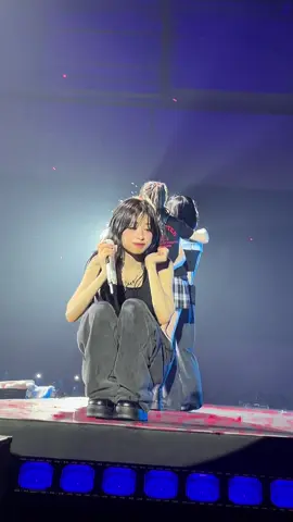 Đoạn này Ahyeon thấy có bạn fan bé  xíu đến concert nên bả cưng, bả lấy tay làm kiểu vỗ má em bé zậy đó. Cưng fan hết sức 🥰 #babymonster #ahyeon 