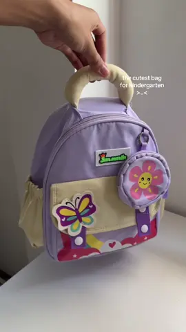 The quality of this cute bag!! It’s waterproof and lightweight🎒💛 Perfect for toddler/ kindergarten👧 #bag #schoolbag #bagforkids #schoolbackpack #kindergarten #bagforkindergarten #bagfortoddler #waterproofbag #schoolessentials 