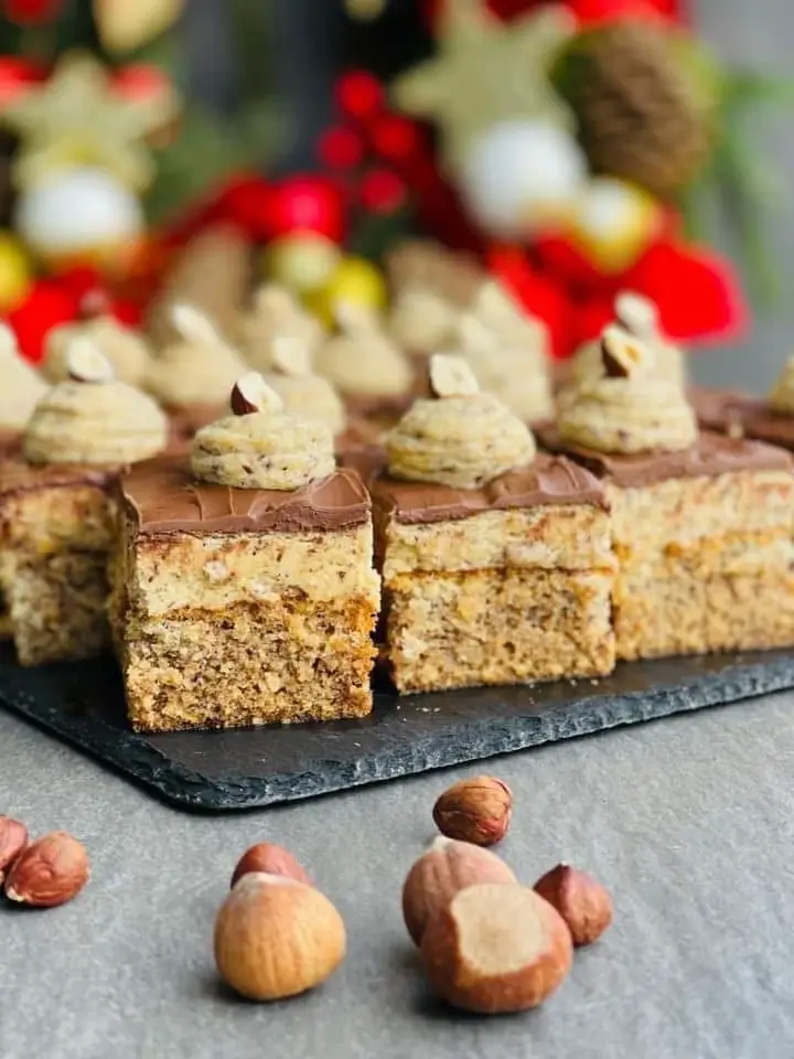 Rețetă nouă‼️ Prăjitura Alunița, blat cu alune de pădure, cremă de vanilie cu unt si alune de pădure și un strat delicios de Nutella, un deliciu excelent!  Ingrediente pentru blat: 6 ouă mari Un praf de sare 150 g zahăr tos 150 g alune de pădure măcinate 80 g făină albă tip 000 1/2 linguriță praf de copt Ingrediente pentru cremă: 3 ouă mari sau 4 mai mici cum am avut eu 250 g zahăr tos Un praf de sare O lingură de extract de vanilie 250 g unt cu minim 80% grăsime 250 g alune de pădure coapte și măcinate 200 g Nutella 4 linguri de ulei Vezi modul de preparare rețetei pas cu pas accesând linkul din descrierea profilului sau pe www.chefnicolaietomescu.ro în secțiunea desert 😍😍😍 https://chefnicolaietomescu.ro/reteta/prajitura-alunita-cu-vanilie-alune-de-padure-si-nutella/ _________ Link in BIO ⬆️⬆️⬆️ _________ #prajituraalunita #alunitacake #chocolate #nutella #alunedepadure #chocolatehazelnuts #hazelnutscake #hazelnutvanilla #cakesrecipes #dessertoftheday #dessertofinstagram #romanianblogger #romanianfood #foodporn #foodgram #prajituri #instagood #instafood  #cremadevaniliecualune #chefnicolaietomescu #foodgraphy #romanianblogger #romania #timisoara #timisoaradesserts #dessert #retetecheftomescu #retetechefnicolaietomescu #desertcheftomescu #instadesserts #chefnicolaietomescu #retetecheftomescu #retete  @michelinguide @cheftalk @culinaireinspiratie @foodbites @gaultmillauromania @chefsplateform @bbcgoodfood