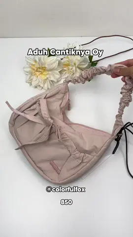 Gemes banget warnanya 😋😍 #rivew #rekomendasi #trending #tren #kekinian #terbaru #newarrivals #racun #racuntiktok #taswanita #tasselempang #tastangan#tasselempangwanita #antiair#slingbag #tas #antiair #waterproof #tasviral 