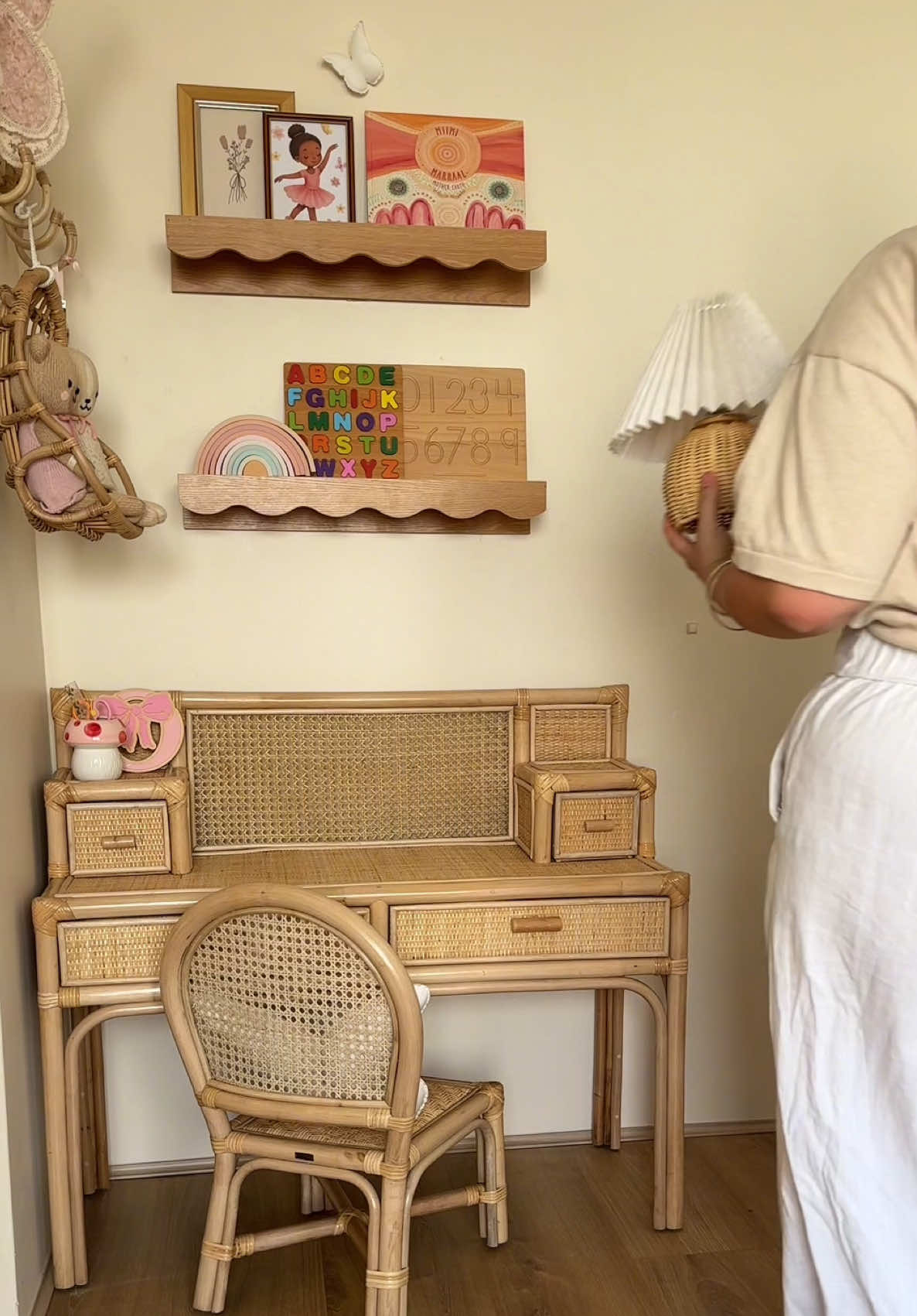 How @_summahpayne | UGC Creator has styled our beautiful rattan cove desk 💛 #kidsroominspo #rattandesk #kidsdecor #kidsroomgoals #australiankidsinteriors #playroominspo #neutralnursery #kidsfurniture #interiorswithkids #rattanstyle #cozyspaces #childrensdecor #poppyslittletreasures #kidsroomstyling #mumlifeaustralia #aussiemums #kidsroomideas #australianinteriors #kidsofinstagram #aussiebrand