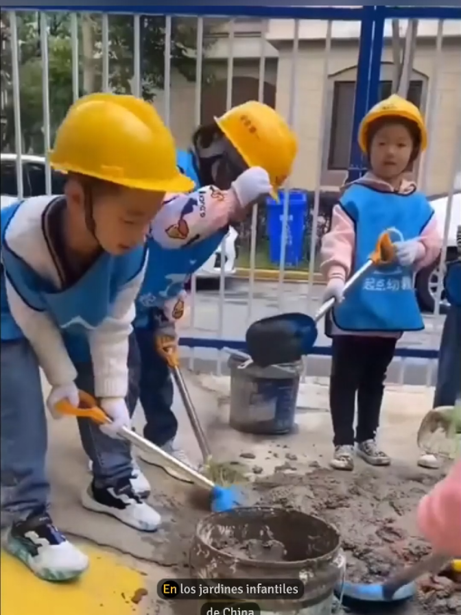 La Educación Básica De China. En China, los jardines de infancia están revolucionando la educación infantil: niños de apenas pocos años cocinan sus propias comidas, lavan la ropa, cosen e incluso practican artes marciales. Una formación intensa que los convierte en pequeños autosuficientes, dejando atrás el modelo tradicional de solo jugar y perder el tiempo. #datosperturbadores #curiosidades #datosinteresantes #DatoCurioso #datoscuriosos #datos #SabiasQue #niños #kinder #china #educacion #jardininfantil #colegio #actividades #bullyingprevention #SistemaEducativo #autonomos #cosina #habilidades #manualidades #escolar #escolares #educacionfisica #infanciafeliz 