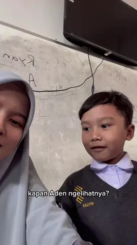 Speechless dan bingung harus respon gimana. Bener ya trnyata anak itu permerhati terpandai, ga nyangka jg ada yg merhatiin krna udh ngumpet2 juga padahal :( Energinya nularr, harusnya guru itu ga boleh dibuat sedihh yaa hahahaa