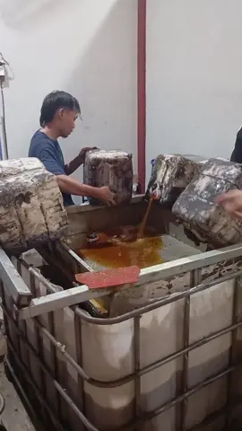 Peluang Usaha Pengepul dan Penampung Minyak Jelantah yang Menjanjikan   Bralinknews.com - Cilegon - Minyak jelantah, limbah rumah tangga yang selama ini dianggap sampah, kini menjelma menjadi peluang usaha yang menjanjikan.  Meningkatnya kesadaran masyarakat akan pentingnya pengelolaan sampah dan potensi ekonomi dari minyak jelantah membuka jalan bagi bisnis pengepul dan penampung minyak jelantah.  Artikel ini akan membahas potensi dan tantangan dalam menjalankan usaha ini. Baca selengkapnya di..  https://bralinknews.com/peluang-usaha-pengepul-dan-penampung-minyak-jelantah/  #PeluangUsaha, #UsahaMinyakJelantah, #BisnisRamahLingkungan, #PengolahanSampah, #EkonomiKreatif, #MinyakJelantah, #Jelantah, #Biodiesel, #SustainableBusiness, #GreenBusiness, #GoGreen, #Recycle, #ReduceWaste, #PengelolaanSampah, #SampahBernilai, #LingkunganBersih, #RamahLingkungan, #SustainableLiving, #EcoFriendlyBusiness, #PeluangUsahaHijau, #BisnisMinyakJelantah, #PengolahanSampahMenjanjikan,  #EkonomiSirkular, #UsahaBerkelanjutan, #MinyakJelantahBernilai, #Cilegon, #Banten, #Indonesia,  #BralinkNews, #BeritaTerkini, #BeritaIndonesia,  #Nusantara,  #Indonesia, #BeritaNusantaraTerkini,  #InformasiIndonesia, #Kabarnusantara,  #UpdateIndonesia, #BralinkNewsUpdate, #BeritaHariIni,  #TopNewsIndonesia, #IndonesiaUpdate, #BreakingNewsIndonesia, #BeritaPopuler,   